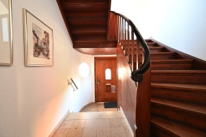 Renokanzlei Eingang Villa 2 und Treppenaufgang